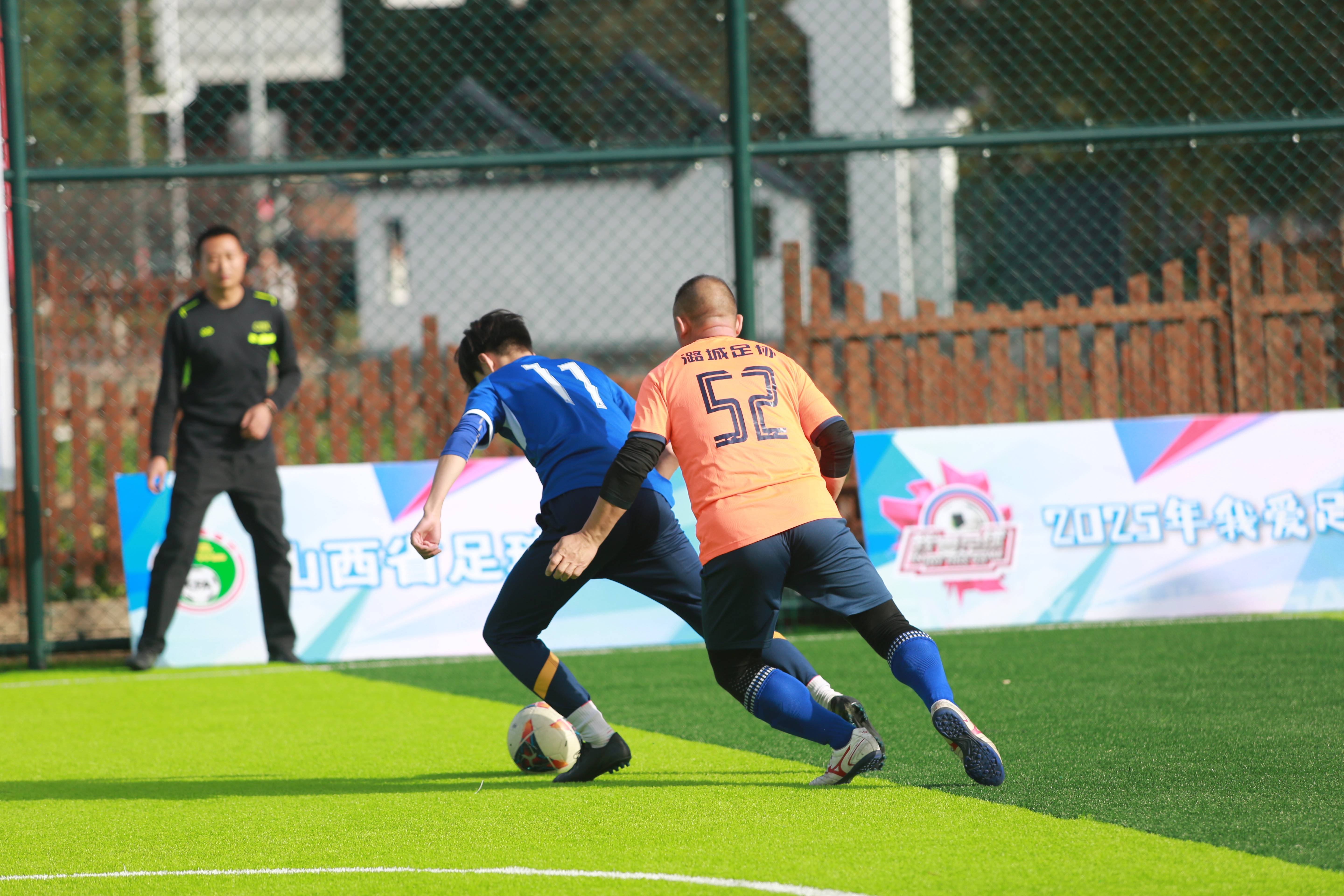 精彩足球比赛赛事热情高涨，运动员拼命争夺