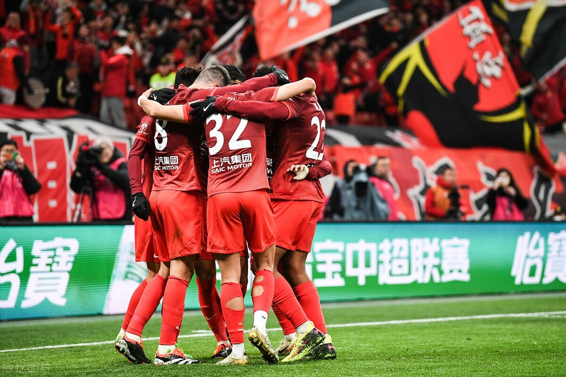 顶尖球队争夺荣誉，激烈对抗！