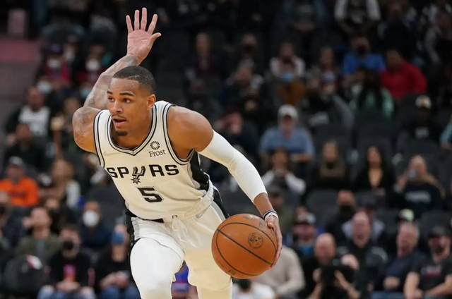 老鹰队年轻后卫异军突起，带队跻身前列